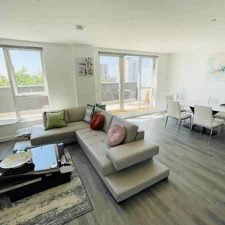 Modern Penthouse Flat With Free Indoor Parking Apartment London Bagian luar foto