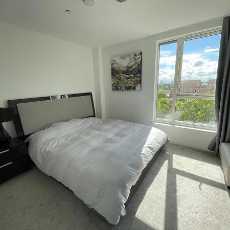 Modern Penthouse Flat With Free Indoor Parking Apartment London Bagian luar foto