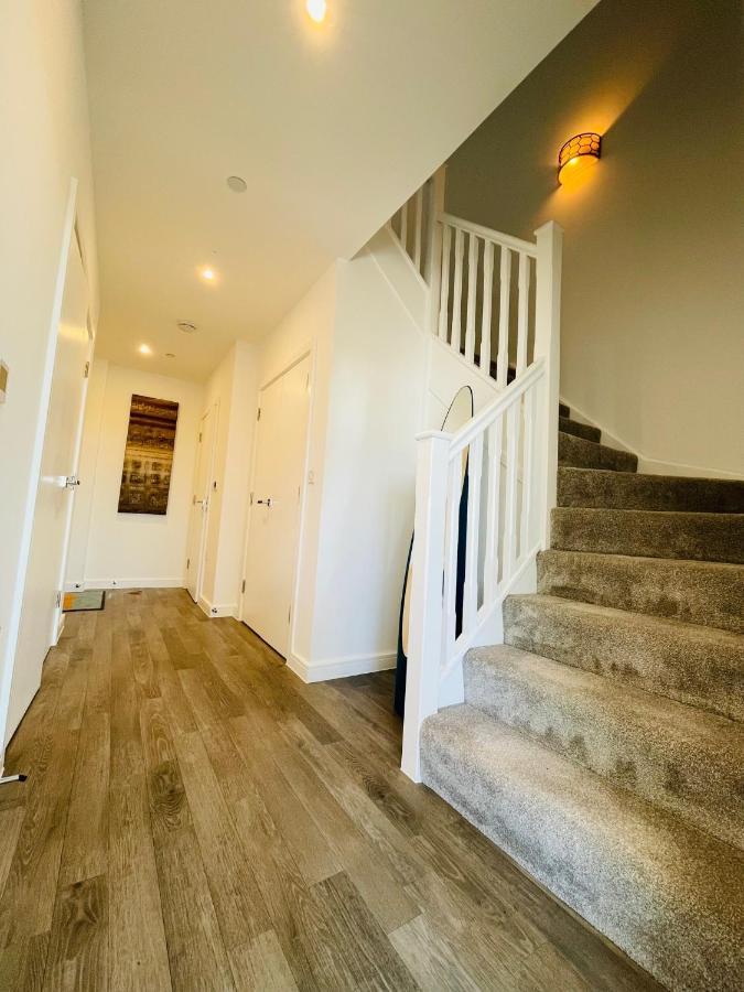 Modern Penthouse Flat With Free Indoor Parking Apartment London Bagian luar foto