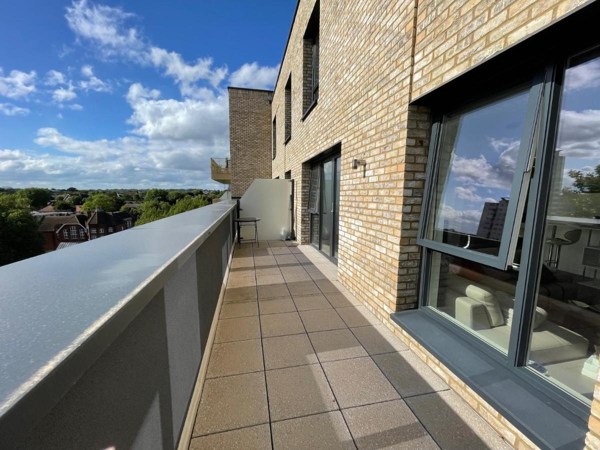 Modern Penthouse Flat With Free Indoor Parking Apartment London Bagian luar foto