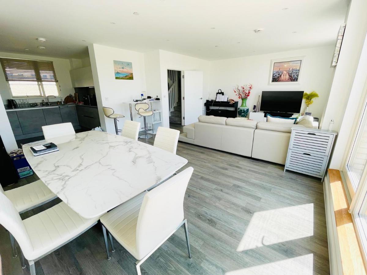 Modern Penthouse Flat With Free Indoor Parking Apartment London Bagian luar foto