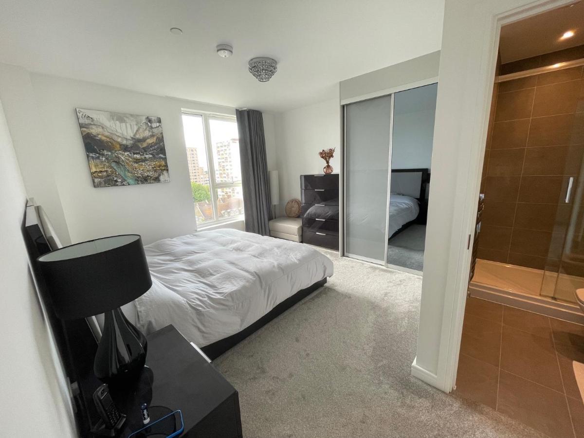 Modern Penthouse Flat With Free Indoor Parking Apartment London Bagian luar foto