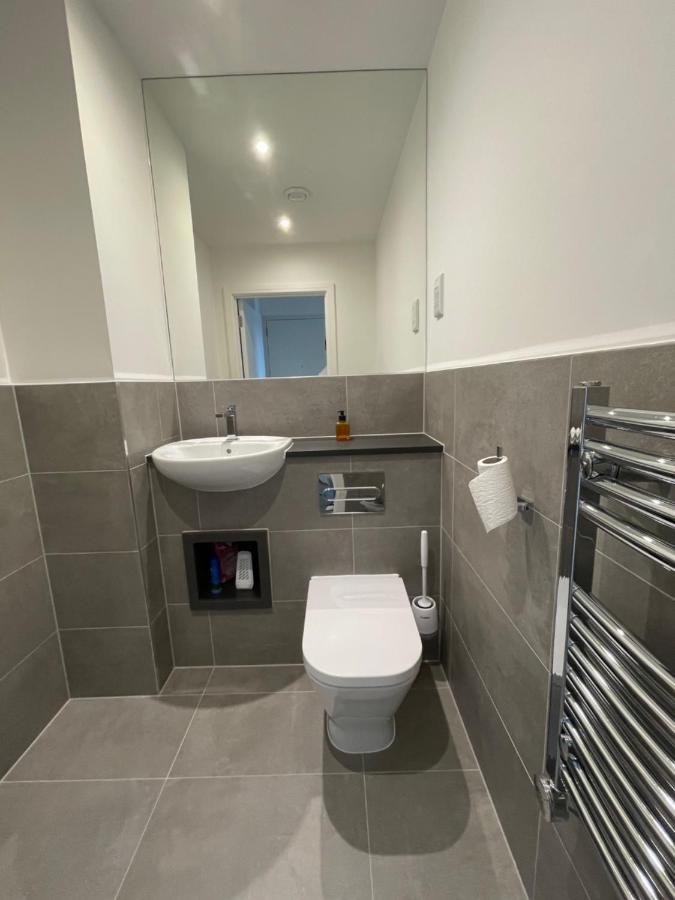 Modern Penthouse Flat With Free Indoor Parking Apartment London Bagian luar foto