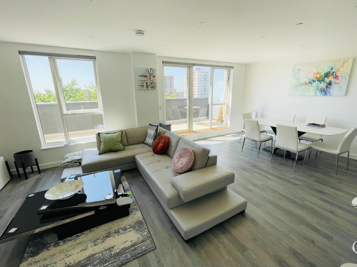 Modern Penthouse Flat With Free Indoor Parking Apartment London Bagian luar foto