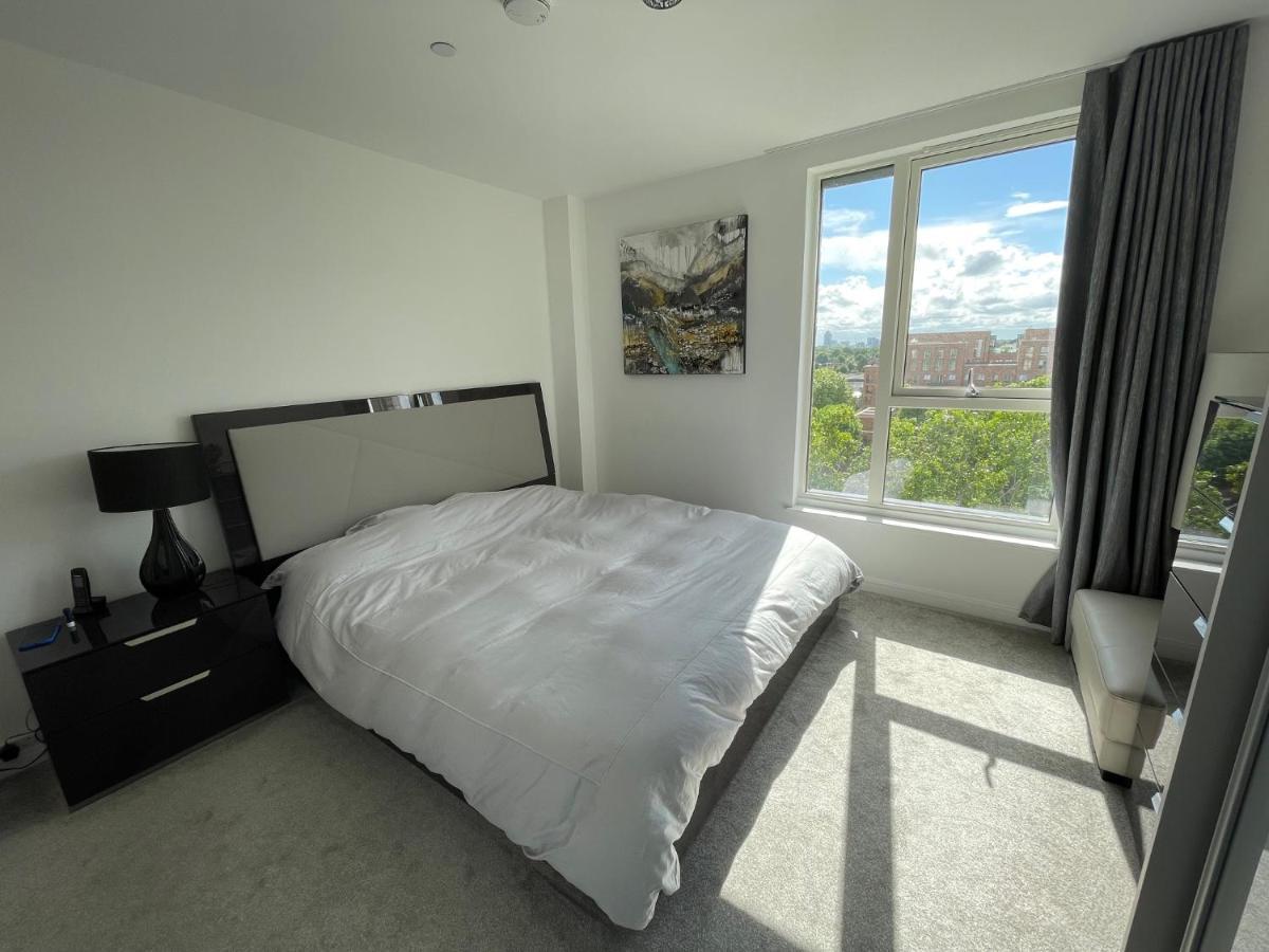 Modern Penthouse Flat With Free Indoor Parking Apartment London Bagian luar foto