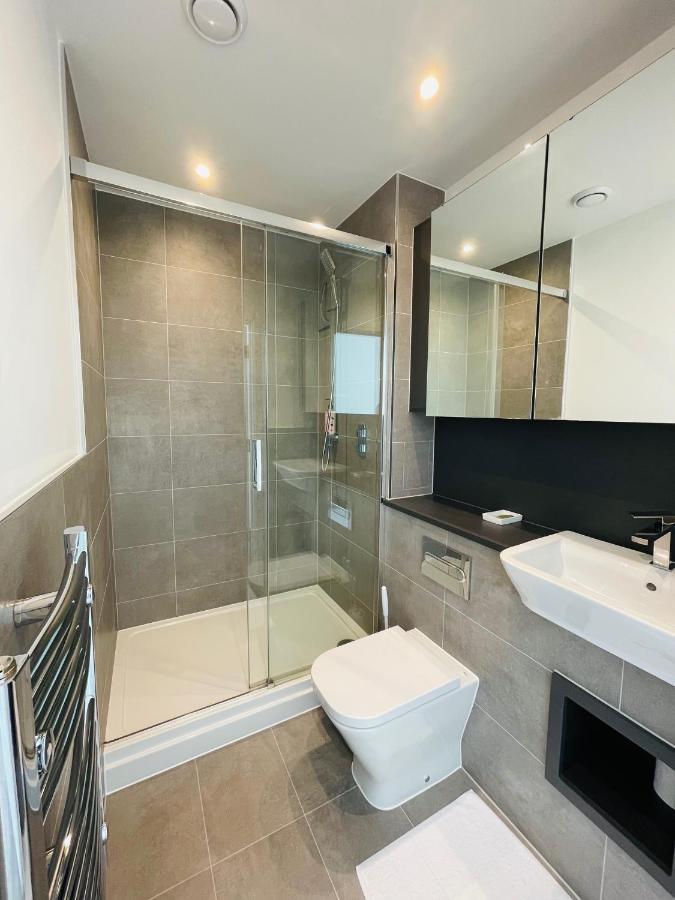 Modern Penthouse Flat With Free Indoor Parking Apartment London Bagian luar foto