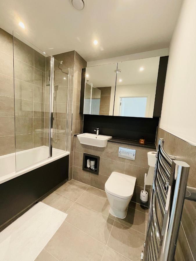 Modern Penthouse Flat With Free Indoor Parking Apartment London Bagian luar foto