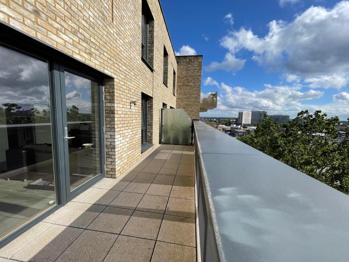 Modern Penthouse Flat With Free Indoor Parking Apartment London Bagian luar foto